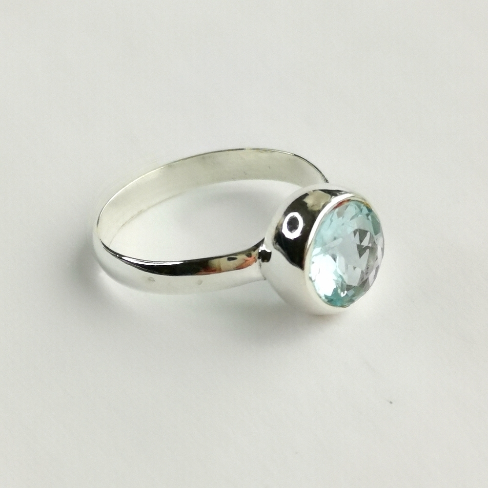 Sky Blue Topaz Ring in Sterling Silver size 8 🆕 - Picture 4 of 9